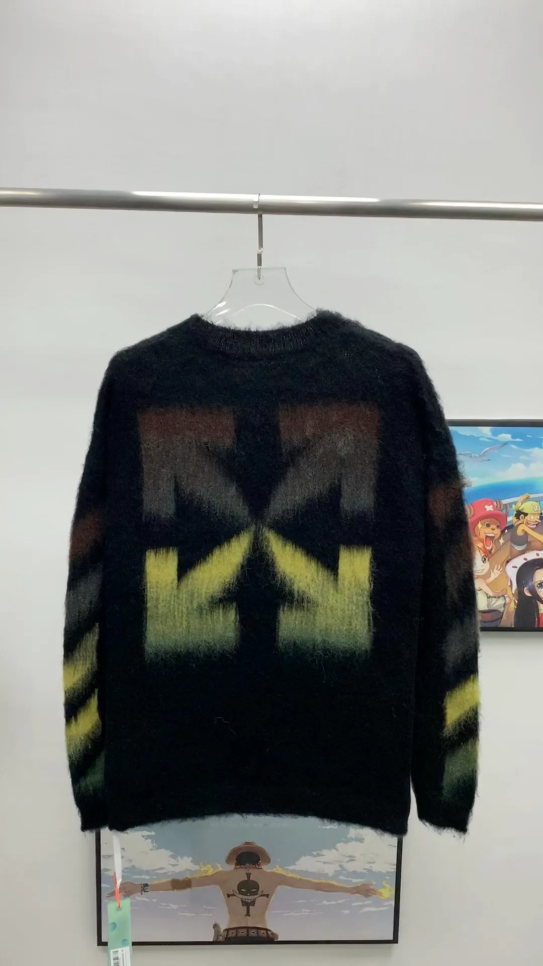 Real-shot video on the back——New top-level proven version OFFWHITE (OW) gradient mohair striped arrow sweater hoodie gradient rendering arrow couple sweater Mohair (English Mohair; Turkish: MUKHYAR) refers to the coat of Angora goats, also known as Angora goat hair. The name comes from Turkish, meaning "the best hair". It has good elasticity, pressure resistance and special luster. It is an excellent raw material for making plush fabrics and one of the most advanced animal textile fiber raw materials in the world market. Mohair has a shape similar to long wool. The fiber surface is smooth, strong luster, high strength, good elasticity, less curl, and easy to wash. Mohair can be used in jacquard blankets, long-haired coats and high-gloss wool fabrics. Mohair sweaters from ow are released every year🛒 The same style and ever-changing colors. There is really no girl who doesn’t love it. It is super suitable for wearing under a down jacket in winter without being bulky! If the lower body is missing, their favorite os version🙋🏻‍♀️ intuitively adds natural softness and fairy beauty effect, which is the best choice! The upper body is lightweight and does not weigh down the body while keeping warm. The sleeves and the gradient arrow parts on the back are repeatedly patterned until the gradient level is satisfied before large-scale products are released. The craftsmanship is extremely demanding. Each sweater is woolen at least ten times to give it a plush, thick feel and good fluffiness! ✅ Fabric composition: 50% mohair 32 spandex 18% wool, three-level anti-pilling Color: black and white gradient Sizes Mohair is lighter and softer, so be careful not to machine wash it, not machine washable! ! emphasize! !  ⚠️Hand wash with warm water and cold water P:440
